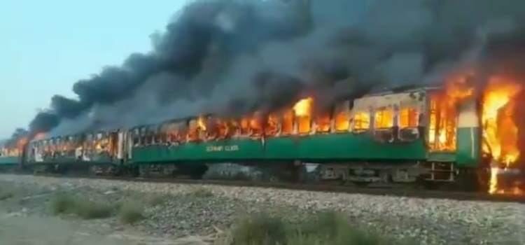 pakistantrainfire.jpg